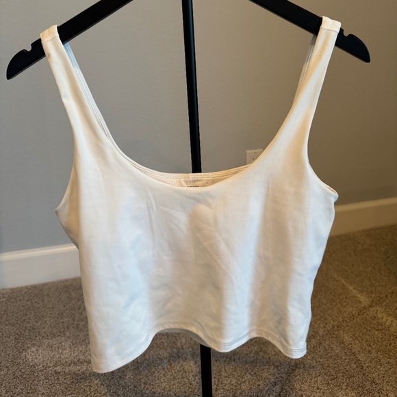 Vuori Daily Crop White size Medium - Picture 3 of 4